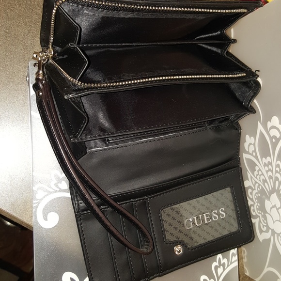 Guess wallet/wristlet - Picture 2 of 4